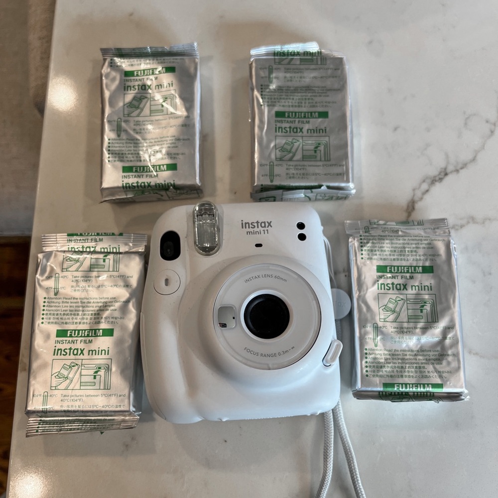 POLAROID CAMERA WITH FILM